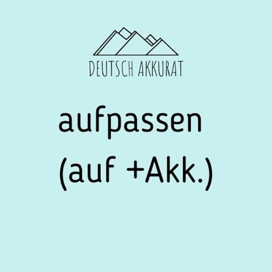 aufpassen (auf +Akk.)